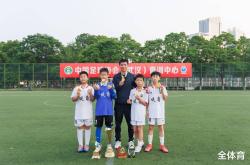 开云体育中国-职业足球运动员在场上努力奋斗,带领队伍取胜的简单介绍