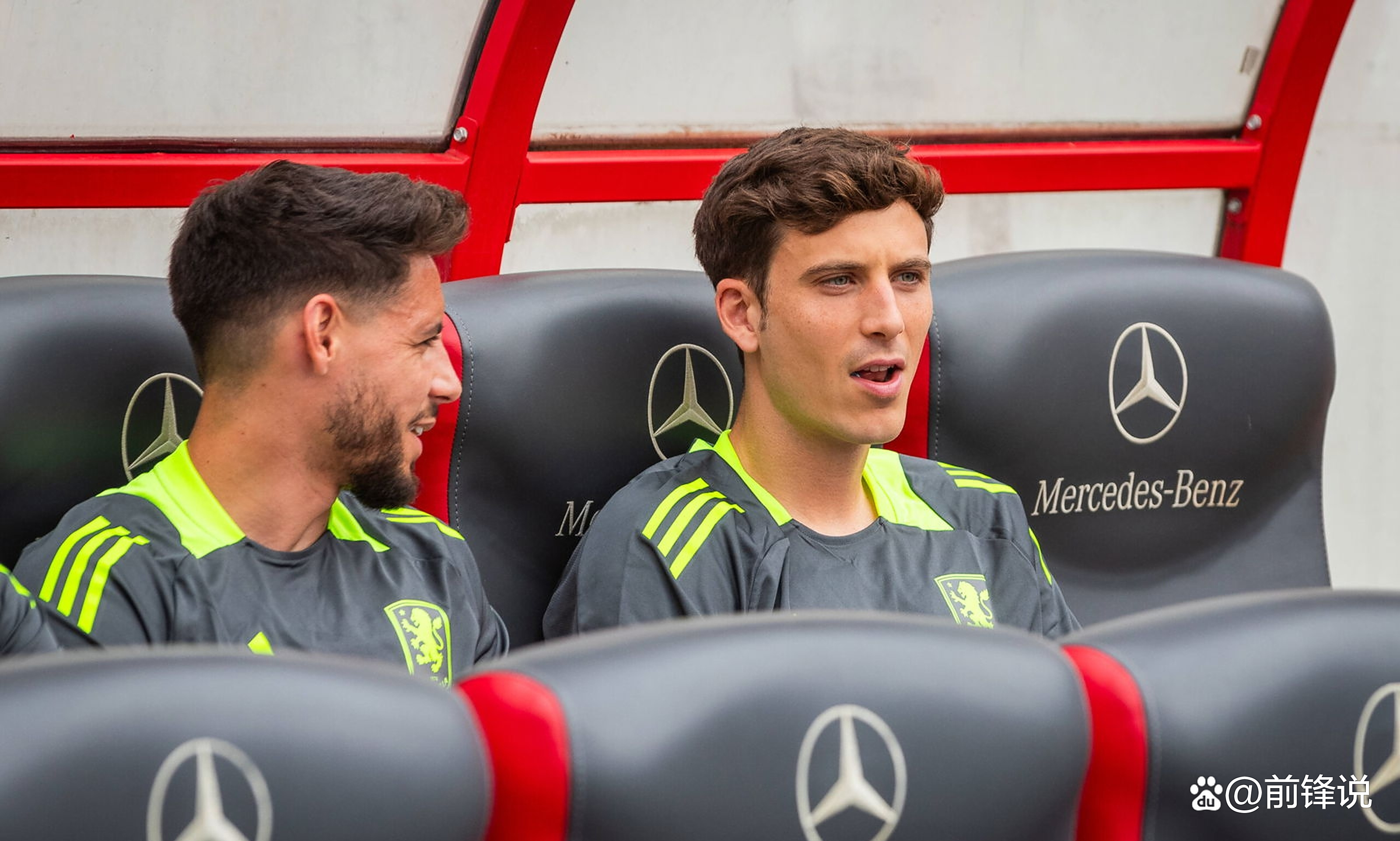 关于利兹联后防线出现漏洞，主帅加紧调整的信息