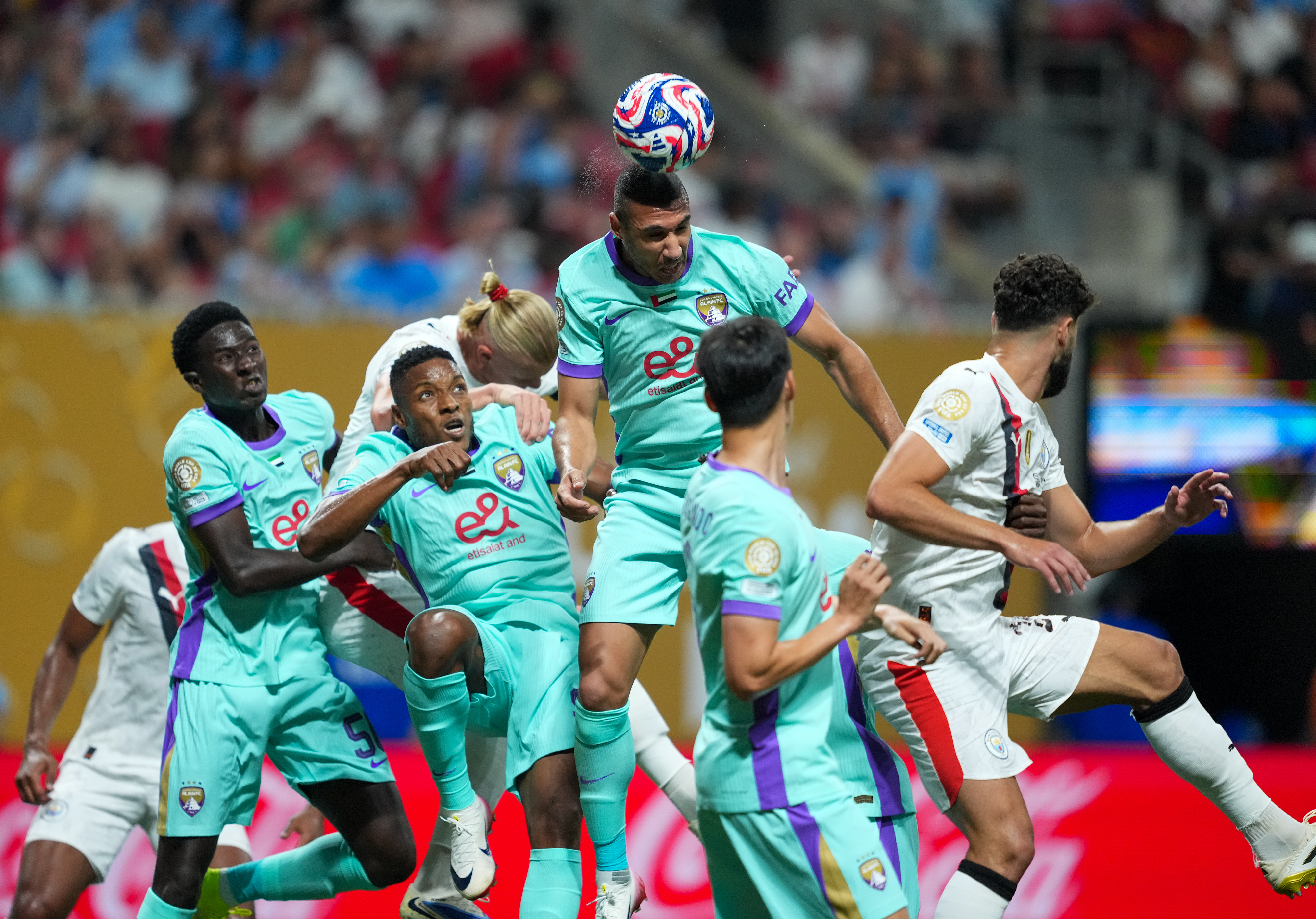 关于足球比赛实况报道:球员表现令人瞩目的信息 关于足球比赛实况报道:球员表现令人瞩目的信息