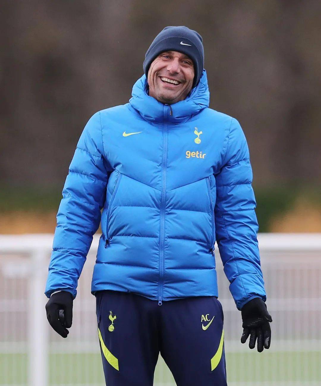 受伤球员紧急治疗,希望早日回归赛场的简单介绍 受伤球员紧急治疗,希望早日回归赛场的简单介绍