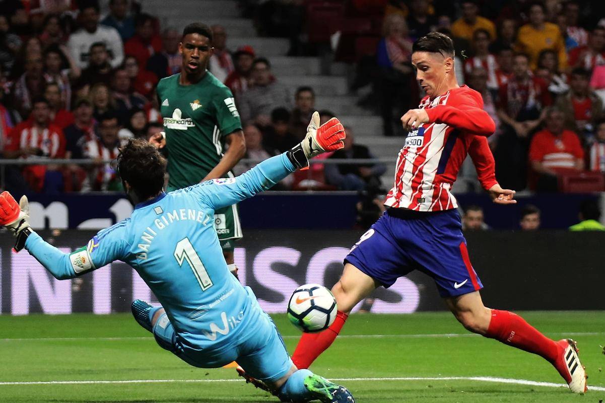 西甲联赛再迎强强对决,双方争夺胜利 西甲联赛再迎强强对决,双方争夺胜利