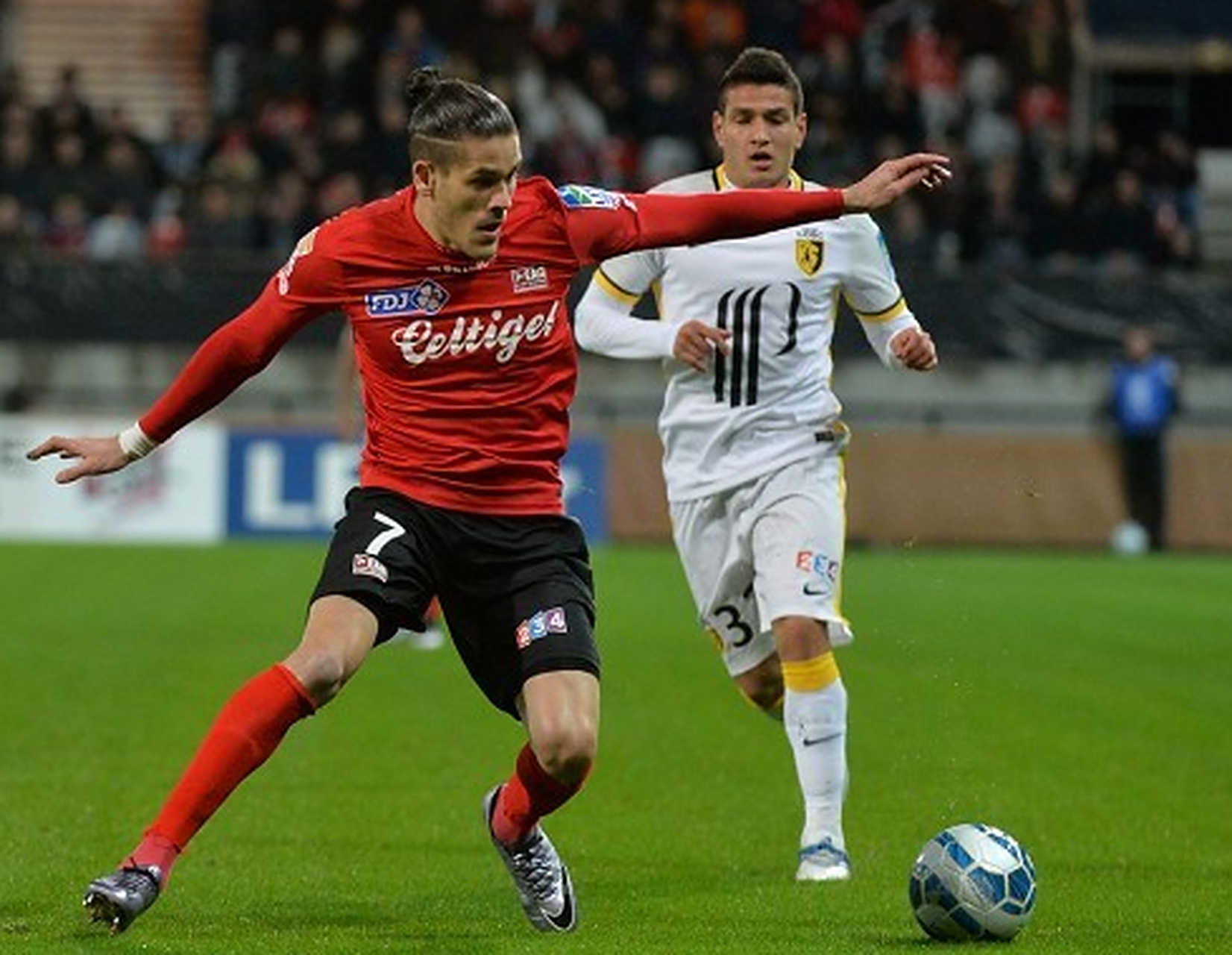 瓦朗谢纳主场惨败,连续两轮失利 瓦朗谢纳主场惨败,连续两轮失利